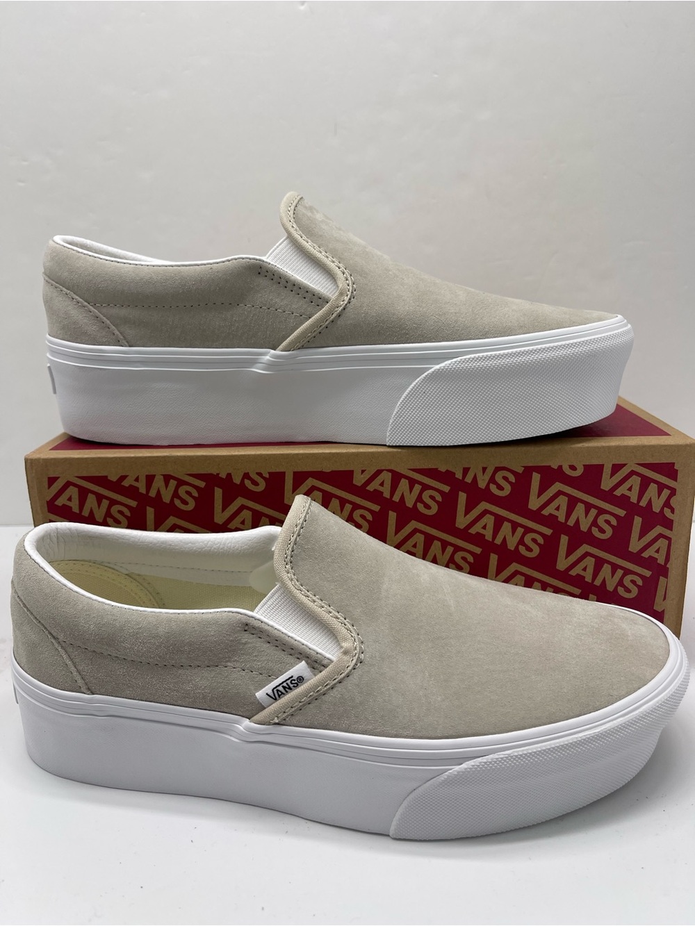 Vans Classic Slip-On Stackform
NUBUCK OATMEAL
VN000E8C2N1 Platform Sneakers